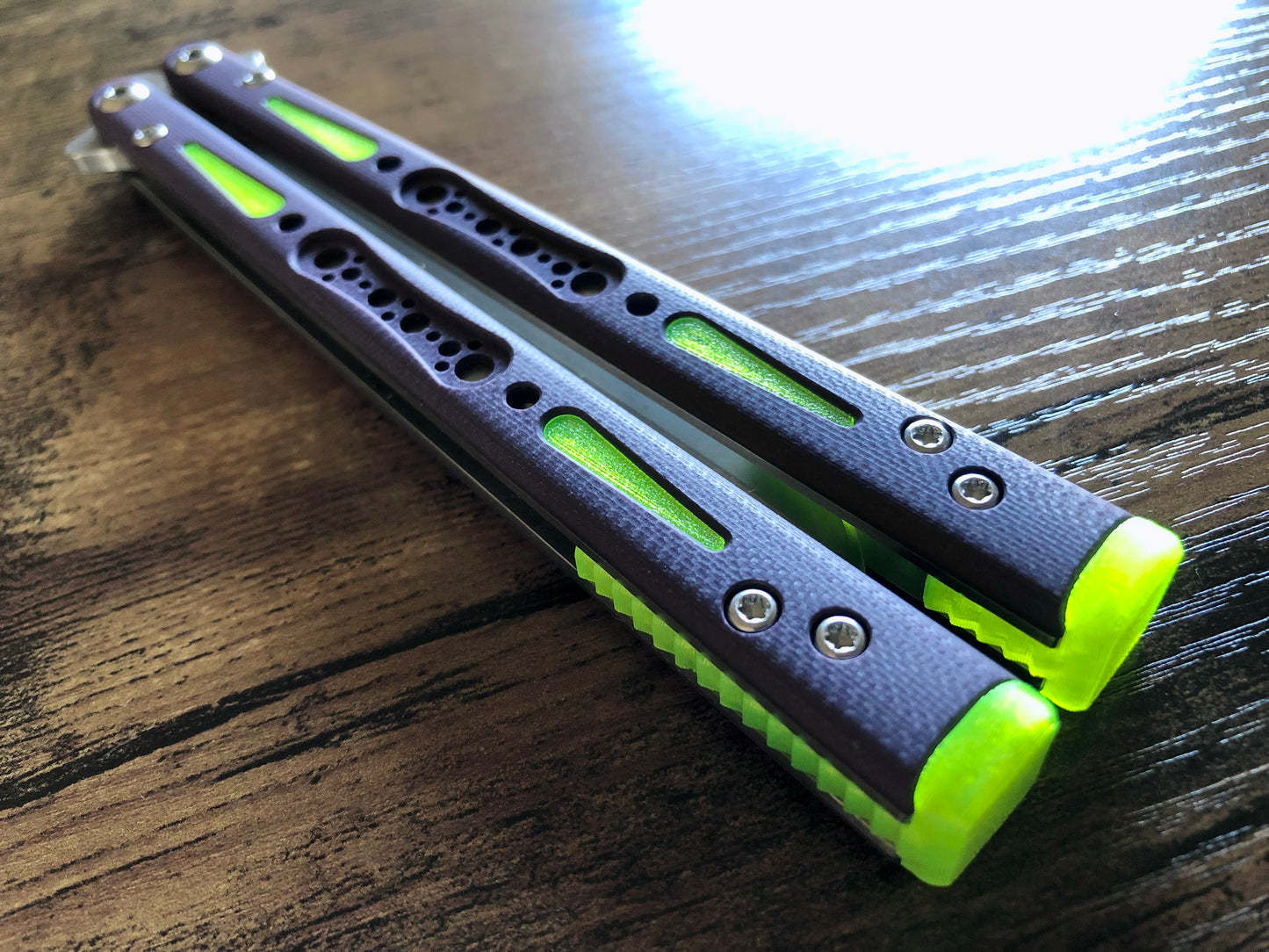 Modify the balance and ergo of your EPS Wraith Balisong with Zippy spacers, made in-house from a rubbery, shatter-proof polyurethane. They add positive "saw-tooth" jimping to the Wraith and include a tungsten weight system for adjustable balance. The spacers are available as either full-length flush spacers, or handle extensions which add length and protect the handles from drops.