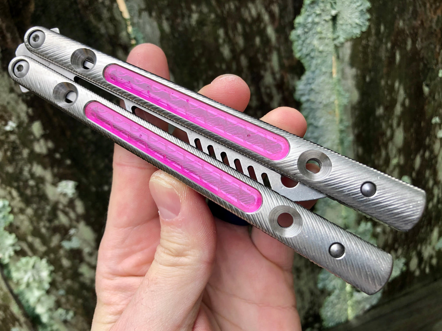 Zippy spacers reduce the handle bias and add positive jimping to your Squiggle Krake, while the inlays add grip and comfort. Individually, both spacers and the inlays eliminate ring and are designed to fit the titanium Squiggle handles for the Squid Industries Krake Raken balisong.