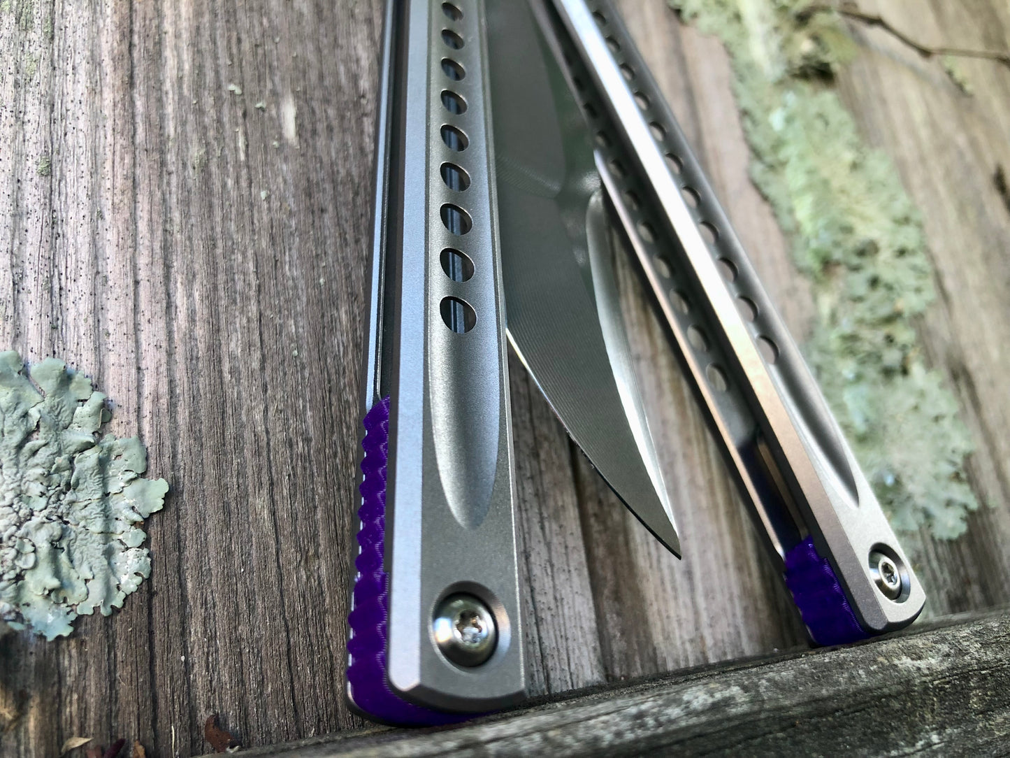 These Zippy spacers for the JK Design Embargo Balisong are made in-house from a rubbery, shatter-proof polyurethane. They add positive "saw-tooth" jimping to the Embargo and include a tungsten weight system for adjustable balance.