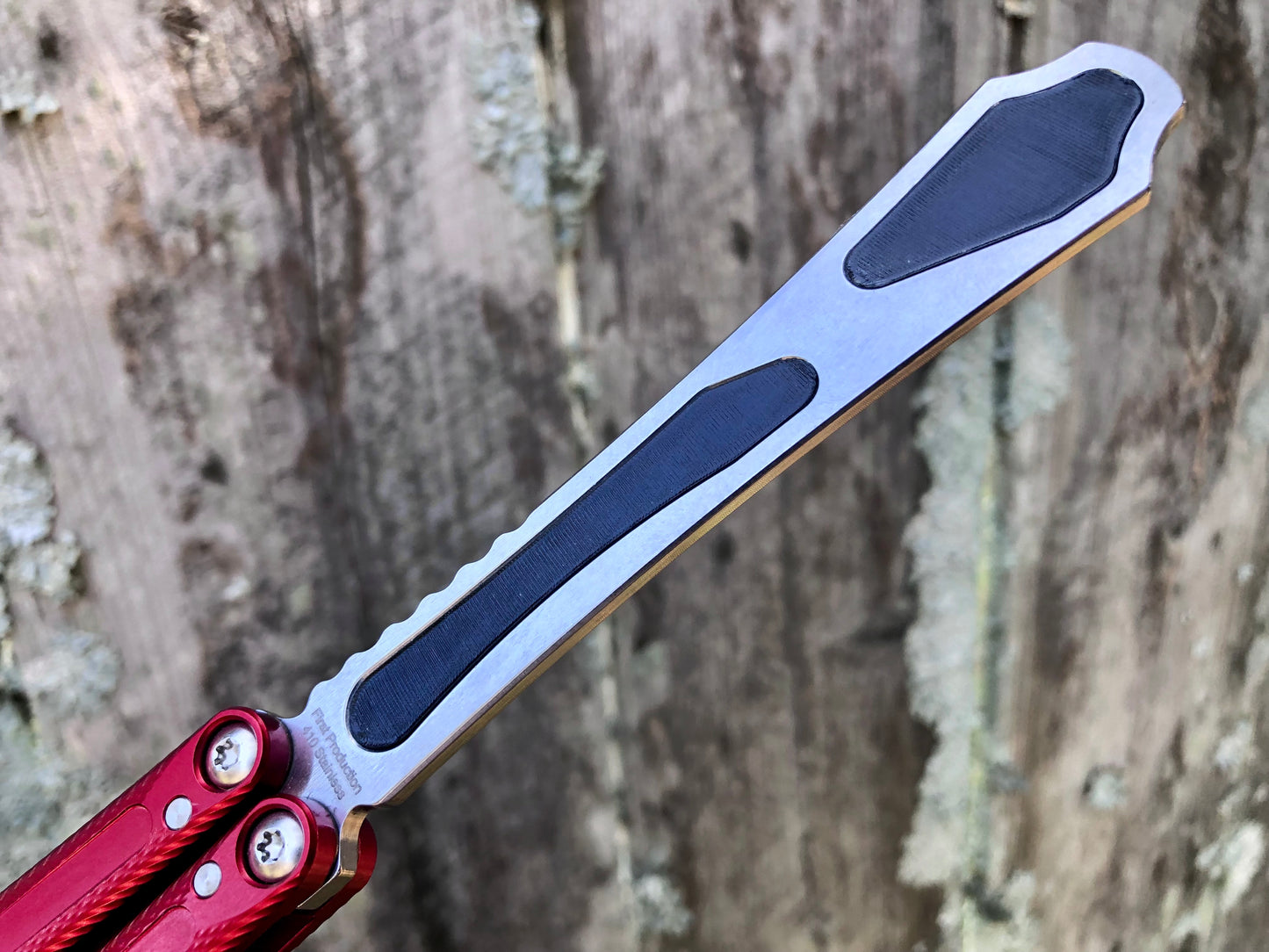 Adjust the weight distribution of your Fellowship Blades Hognose balisong trainer with this custom-made Zippy balance mod. This mod consists of shatter-proof polyurethane inserts which add tip weight to the blade, and jimping plugs which add end-weight to the handles. Together, these mods add a pop of color and increase the momentum of the Hognose trainer.