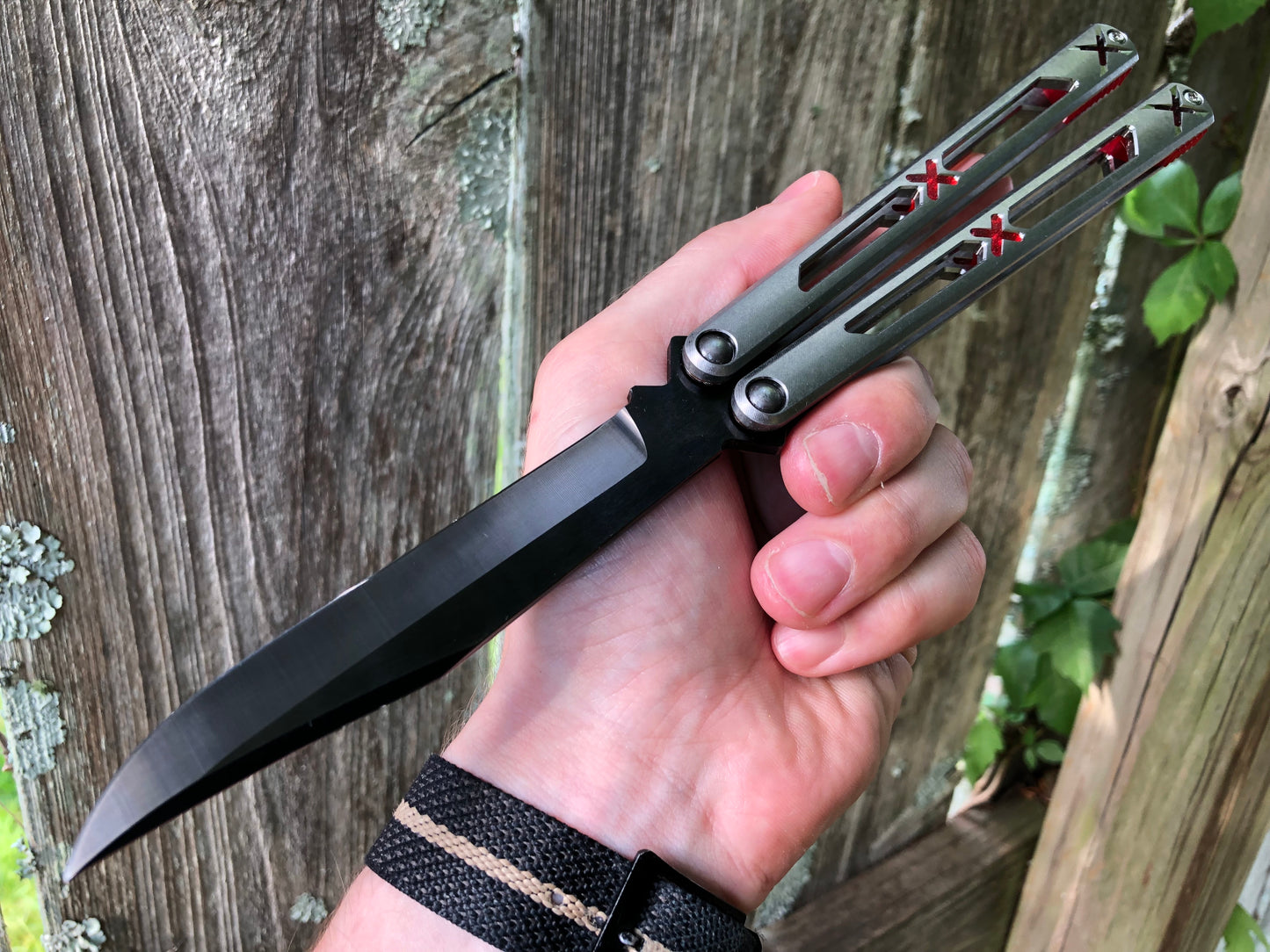 Made by Bxndxge Knives (Bandage, not bondage!) in collaboration with Zippy, the "Stitch" handles are a Titanium rehandle mod compatible with blades from both the BRS Replicant and Squid Industries Krake Raken balisongs.