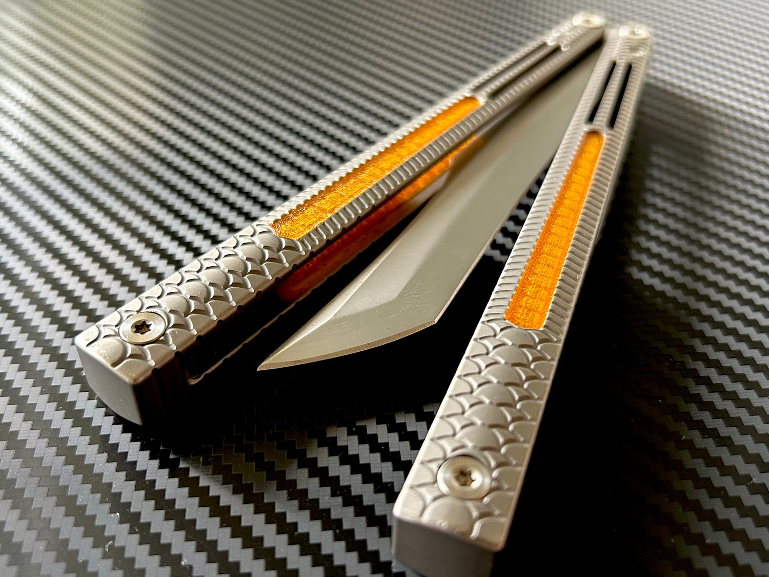 These Zippy handle inlays are designed for the Dodo Industries Ivo butterfly knife. The inlays deepen the sound, modify the grip, and add color without substantially affecting the balance of your balisong.