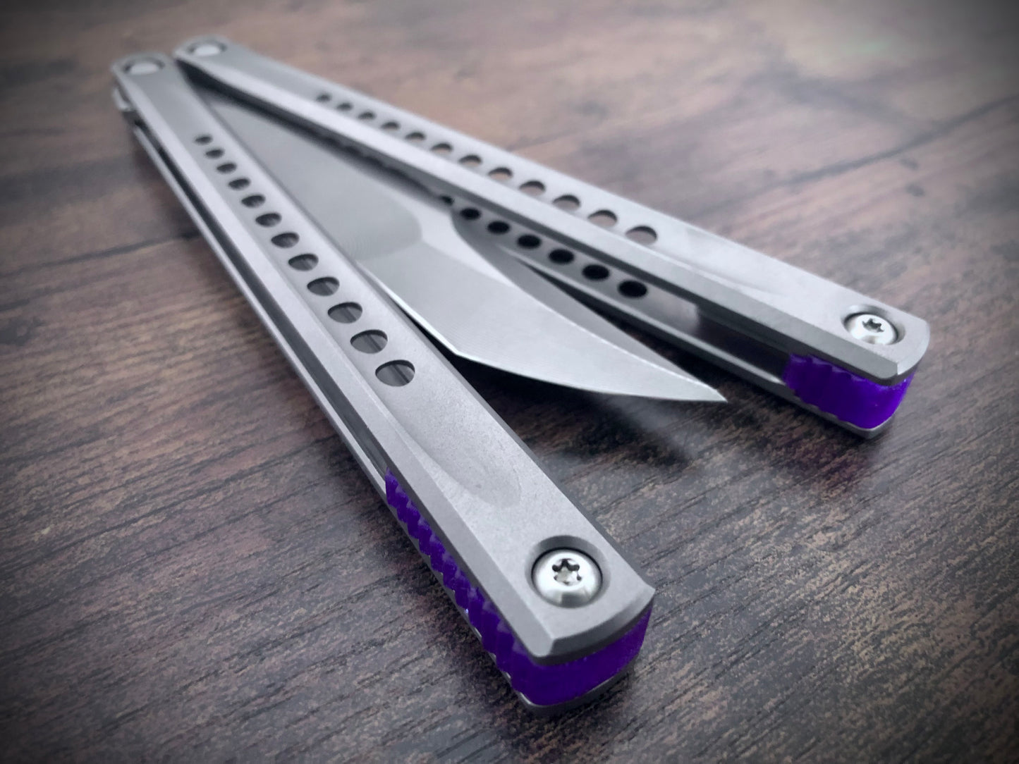These Zippy spacers for the JK Design Embargo Balisong are made in-house from a rubbery, shatter-proof polyurethane. They add positive "saw-tooth" jimping to the Embargo and include a tungsten weight system for adjustable balance.