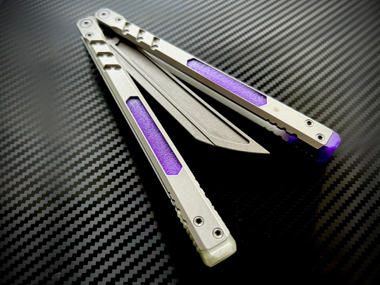 Perfect the balance and ergo of your BRS E-Volve Hex butterfly knife trainer with these custom-made Zippy spacers. The spacers are made in-house from a shatter-proof polyurethane. The spacers extend the handles, feature positive jimping, and enable adjustable balance with up to 3x removable tungsten weights per spacer.