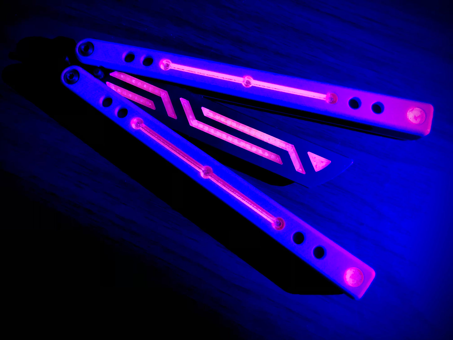Modify the balance and add a pop of color to your Squid industries balisong trainer with these polyurethane blade inserts and handle inlays. The objective of this mod is to add blade weight for a slightly more neutral balance, with optional cosmetic handle inlays to add a pop of color.