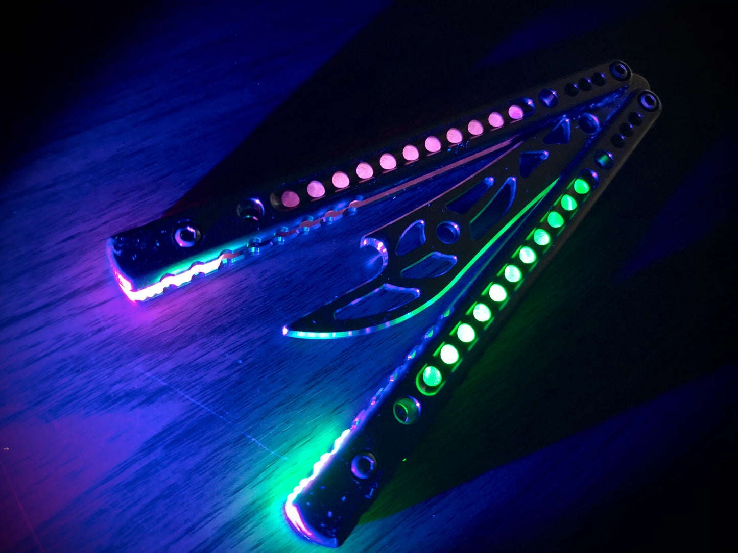 These Zippy spacers designed for the BBbarfly SuperFly balisong trainer are made in-house from a rubbery, shatter-proof polyurethane. They add positive jimping to the SuperFly for extra grip, and include a tungsten weight system for adjustable balance.