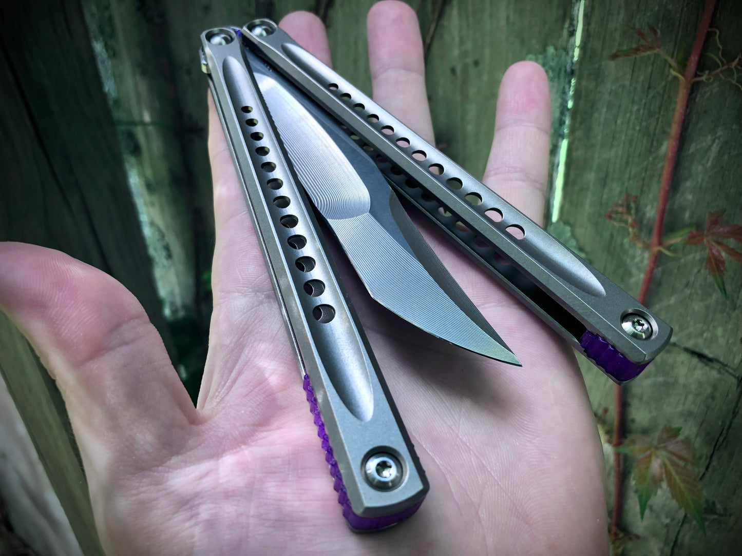 These Zippy spacers for the JK Design Embargo Balisong are made in-house from a rubbery, shatter-proof polyurethane. They add positive "saw-tooth" jimping to the Embargo and include a tungsten weight system for adjustable balance.