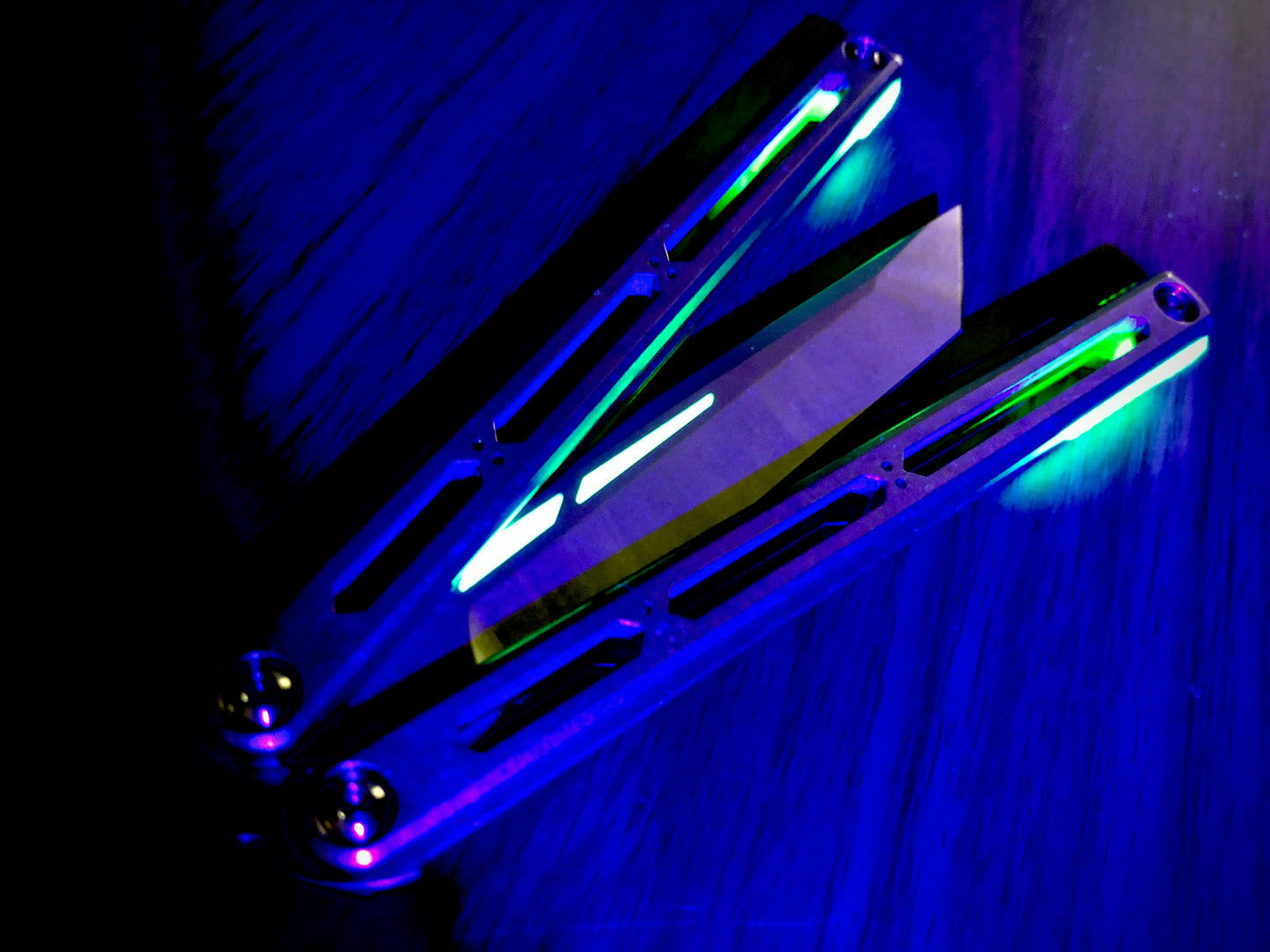 These Zippy spacers designed for the Squid Industries Hydro Balisong are made in-house from a rubbery, shatter-proof polyurethane. They add positive "sawtooth" jimping to the Hydro and are available as either full-length flush spacers for a more neutral balance, or handle extensions (with an adjustable tungsten weight system) to protect the handles from drops and increase momentum. A cosmetic blade insert is included.