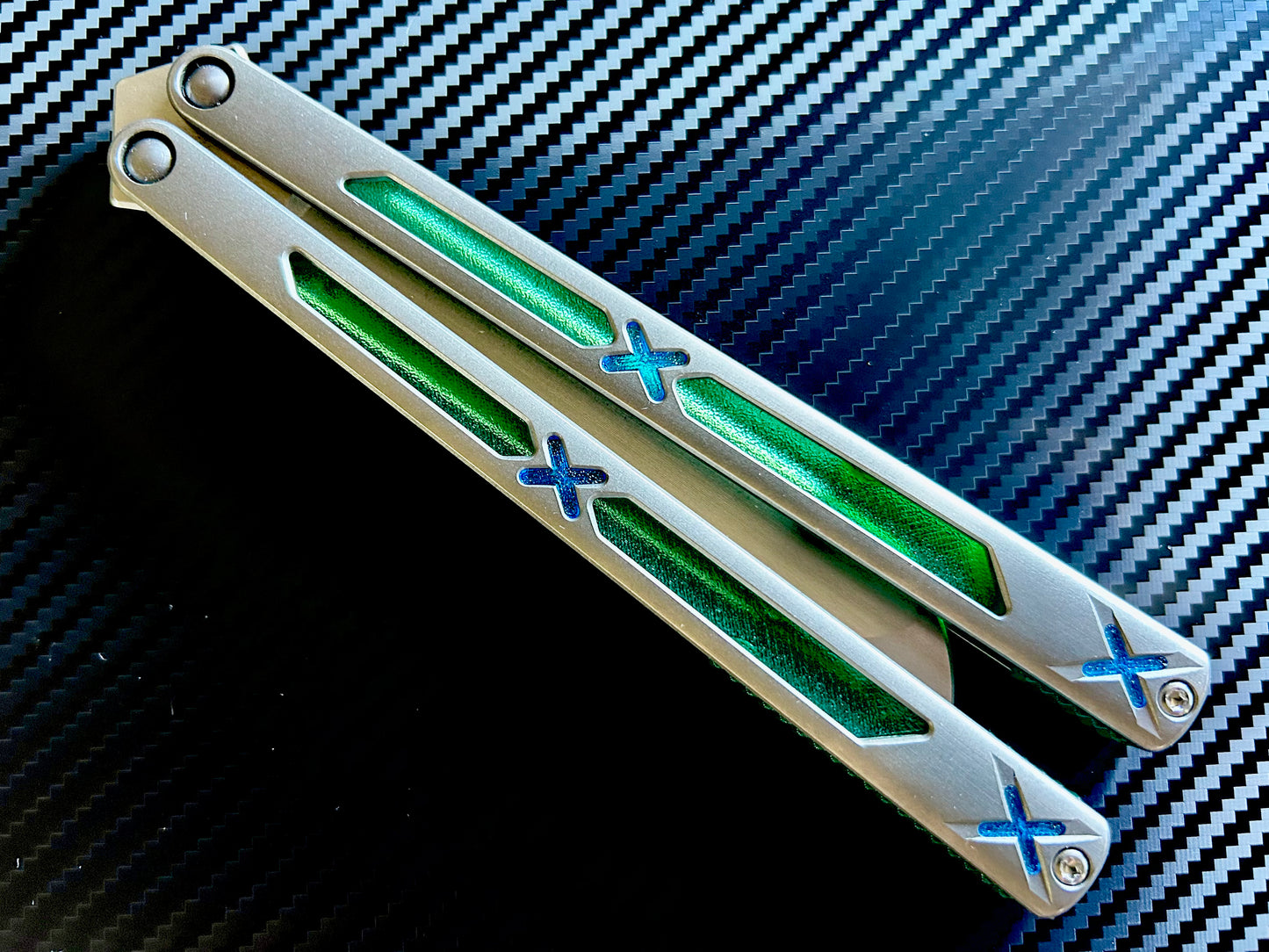 Designed and manufactured by Zippy, these are the OEM spacers and inlays included with each Bxndxge Stitch-R balisong. This listing allows you to customize your Bxndxge Stitch-r with different colors. These mods are made in-house from a rubbery, shatter-proof polyurethane.