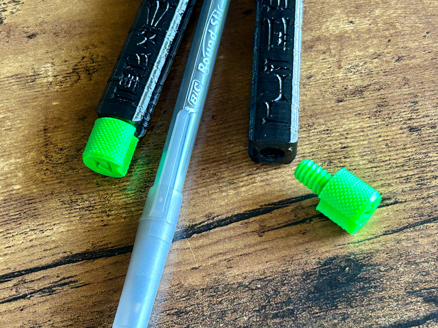 Is it a Pen?...Is it a balisong? Yes! It's the Zippy BaliQuill, a toy butterfly knife that uses almost any standard pen size. Combine balisong flipping and pen spinning with this school & office-friendly pen balisong toy.