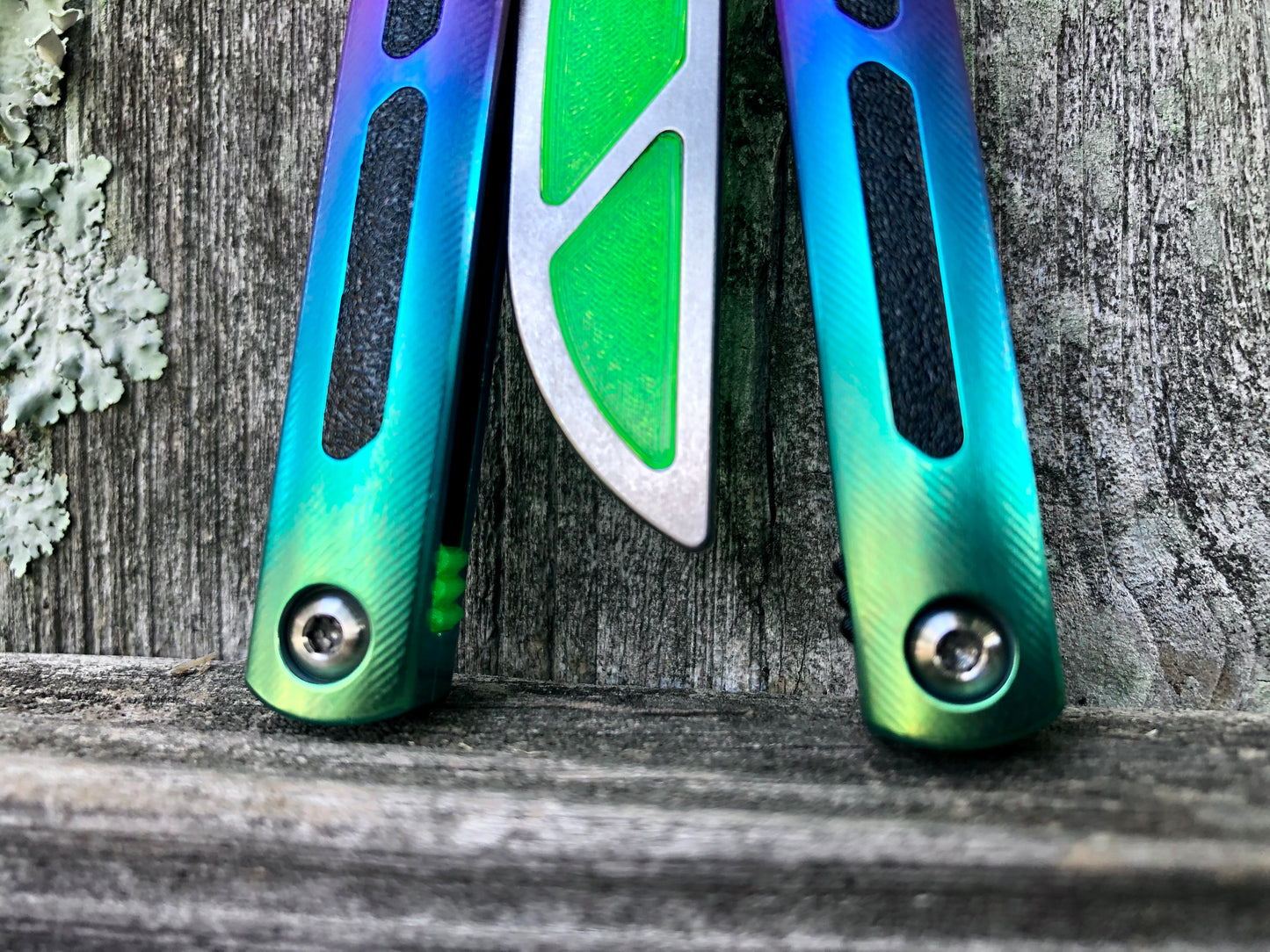 Modify the grip of your Squid Industries Tsunami balisong with these custom-made Zippy mods that adds jimping to the inside of the handles, and inlays to the surface. These polyurethane jimping and handle inlay mods can also be used to add a pop of color or mark the bite handle.