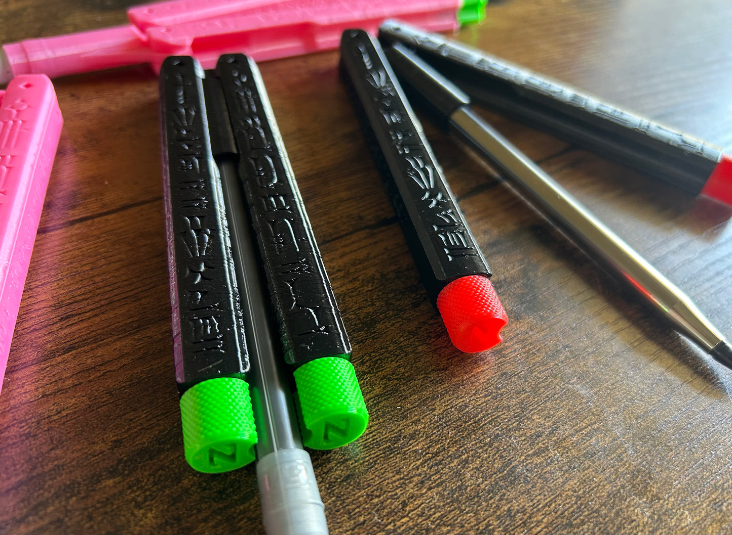 Is it a Pen?...Is it a balisong? Yes! It's the Zippy BaliQuill, a toy butterfly knife that uses almost any standard pen size. Combine balisong flipping and pen spinning with this school & office-friendly pen balisong toy.