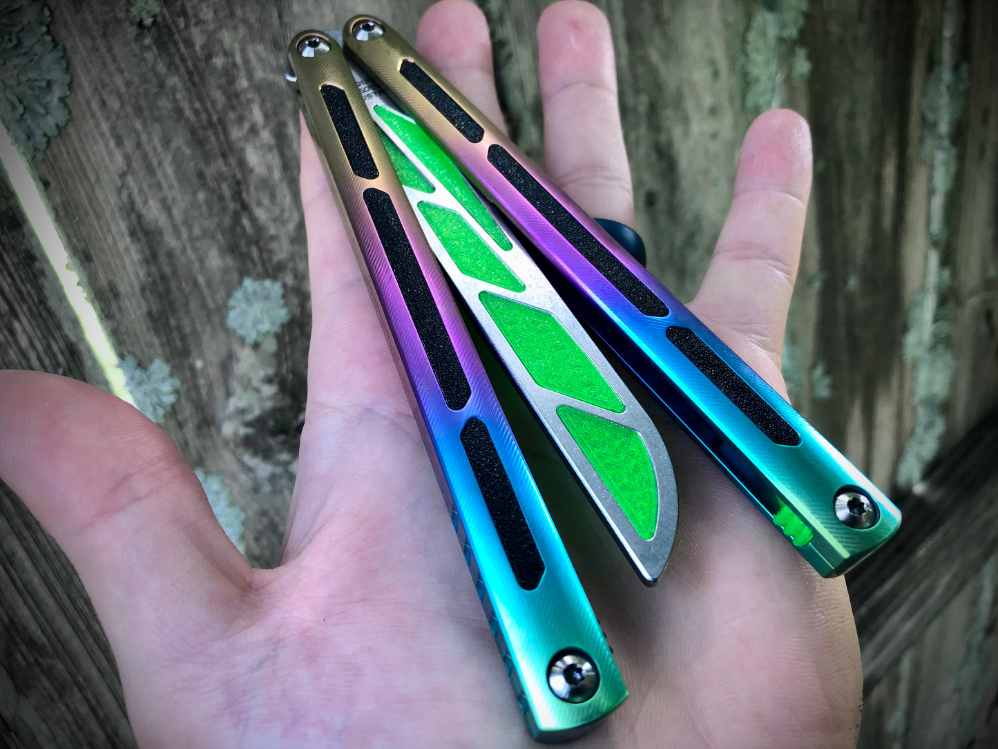 Modify the grip of your Squid Industries Tsunami balisong with these custom-made Zippy mods that adds jimping to the inside of the handles, and inlays to the surface. These polyurethane jimping and handle inlay mods can also be used to add a pop of color or mark the bite handle.