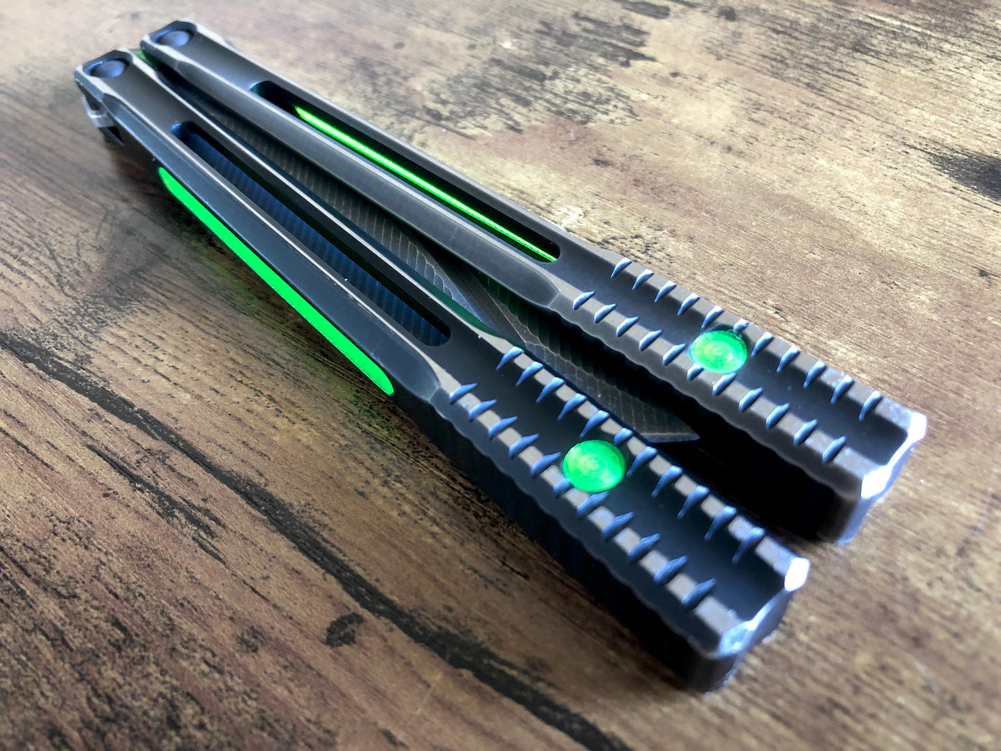 Add a pop of color and silence the ring of your JK Design Orca v2 balisong with these Zippy inlays. This mod consists of tang inlays, speed channel inserts, and "pivot plugs" which fill the bores at the base of the handles. The inlays are made in-house from a rubbery polyurethane and won't pop out on drops