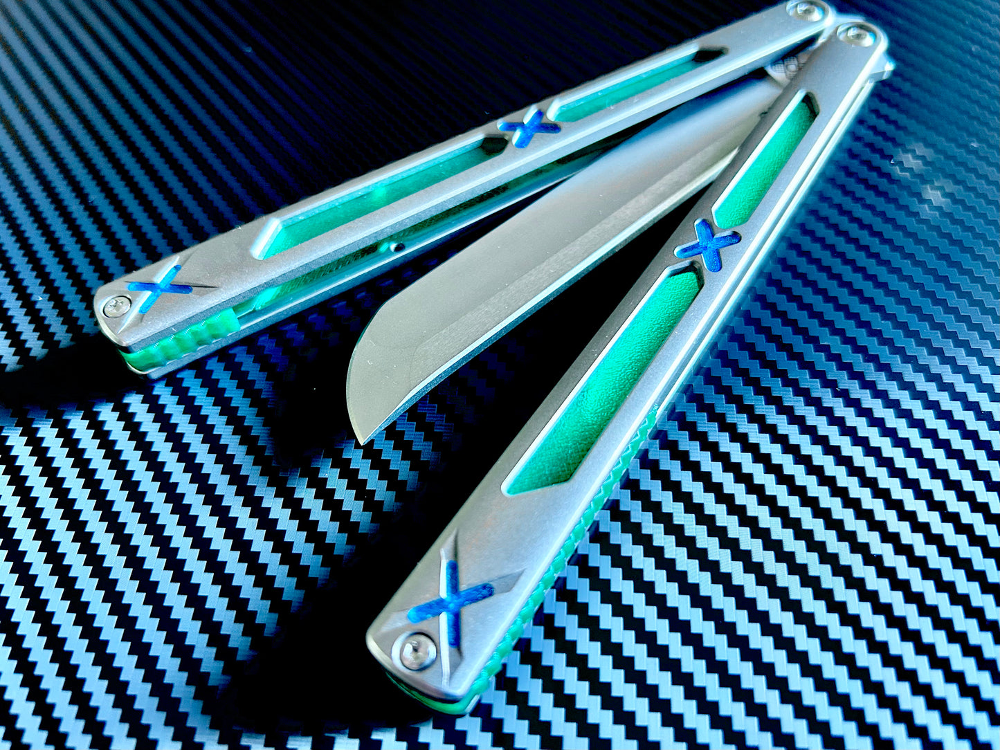 Designed and manufactured by Zippy, these are the OEM spacers and inlays included with each Bxndxge Stitch-R balisong. This listing allows you to customize your Bxndxge Stitch-r with different colors. These mods are made in-house from a rubbery, shatter-proof polyurethane.