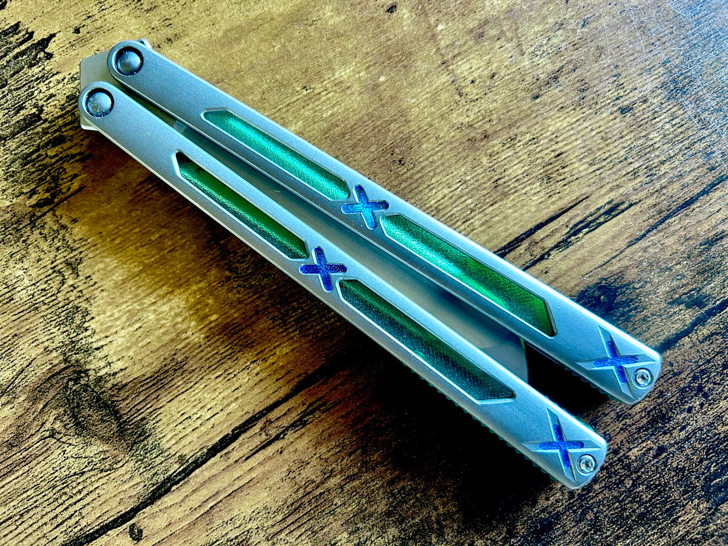 Designed and manufactured by Zippy, these are the OEM spacers and inlays included with each Bxndxge Stitch-R balisong. This listing allows you to customize your Bxndxge Stitch-r with different colors. These mods are made in-house from a rubbery, shatter-proof polyurethane.