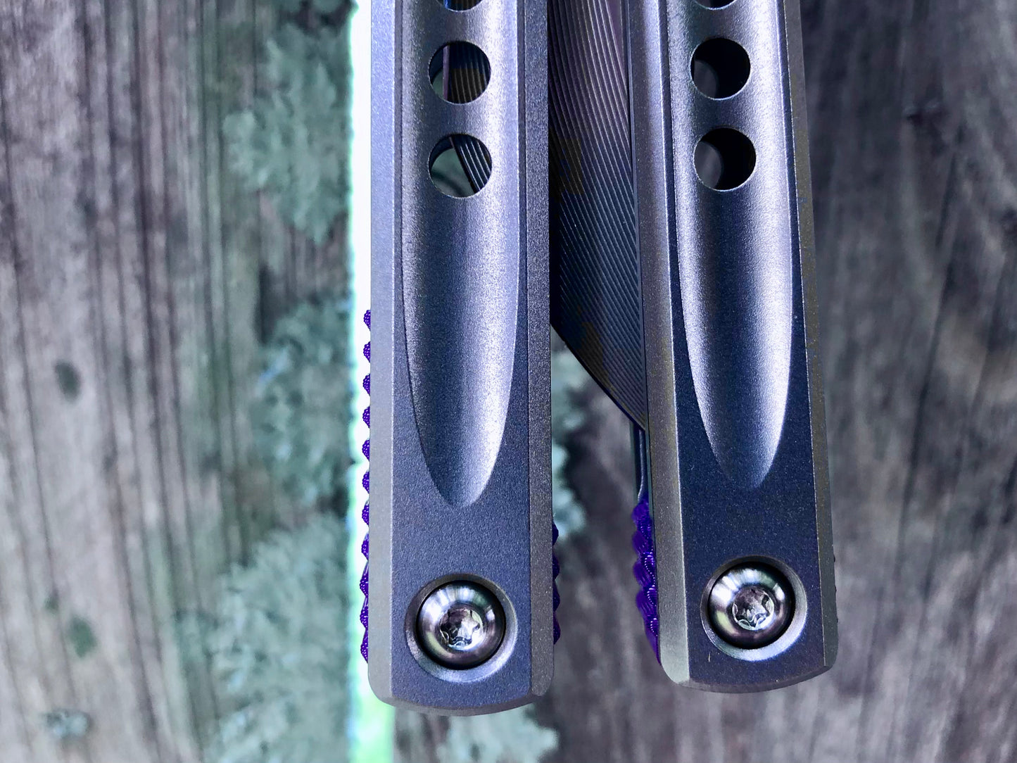 These Zippy spacers for the JK Design Embargo Balisong are made in-house from a rubbery, shatter-proof polyurethane. They add positive "saw-tooth" jimping to the Embargo and include a tungsten weight system for adjustable balance.