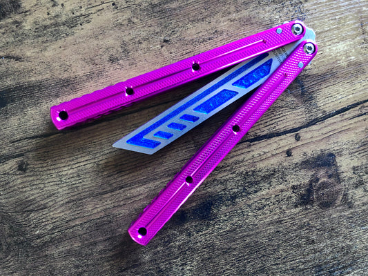 Widely viewed as the golden standard in balisong flipping, you can now purchase the Squid Industries Krake Raken v3 balisong trainer alongside Zippy mods for the ultimate flipping experience. 