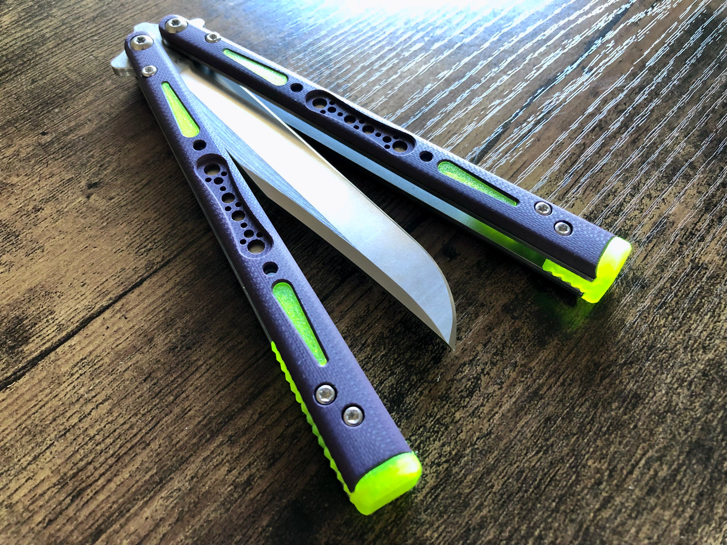 Modify the balance and ergo of your EPS Wraith Balisong with Zippy spacers, made in-house from a rubbery, shatter-proof polyurethane. They add positive "saw-tooth" jimping to the Wraith and include a tungsten weight system for adjustable balance. The spacers are available as either full-length flush spacers, or handle extensions which add length and protect the handles from drops.
