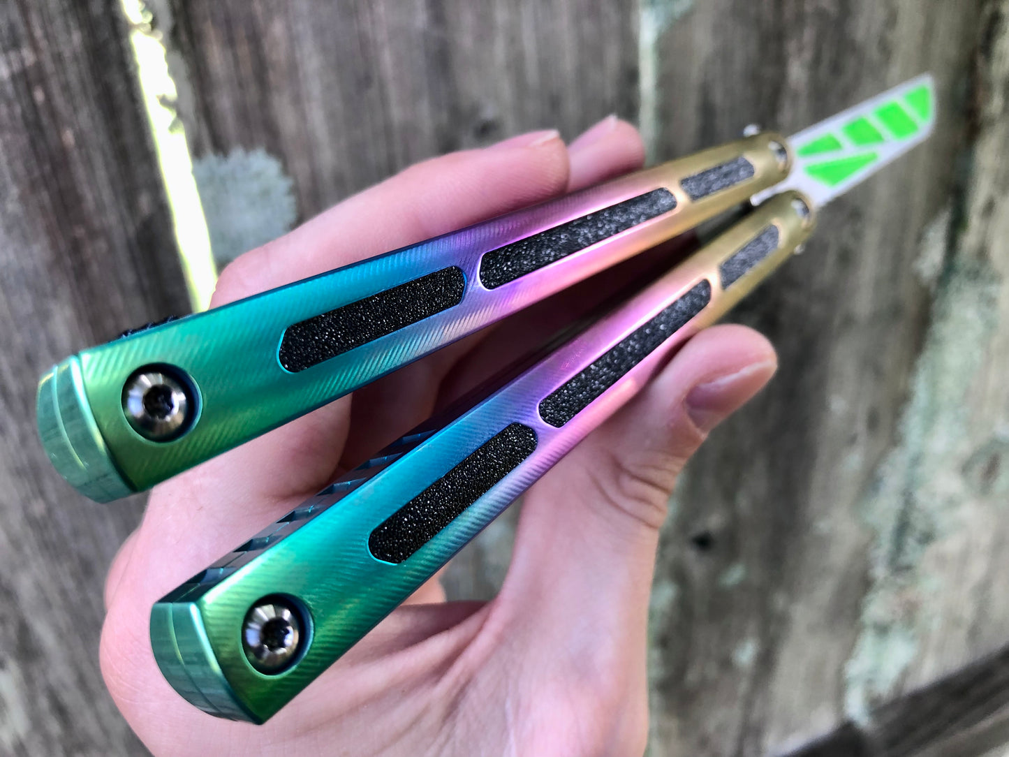 Modify the grip of your Squid Industries Tsunami balisong with these custom-made Zippy mods that adds jimping to the inside of the handles, and inlays to the surface. These polyurethane jimping and handle inlay mods can also be used to add a pop of color or mark the bite handle.