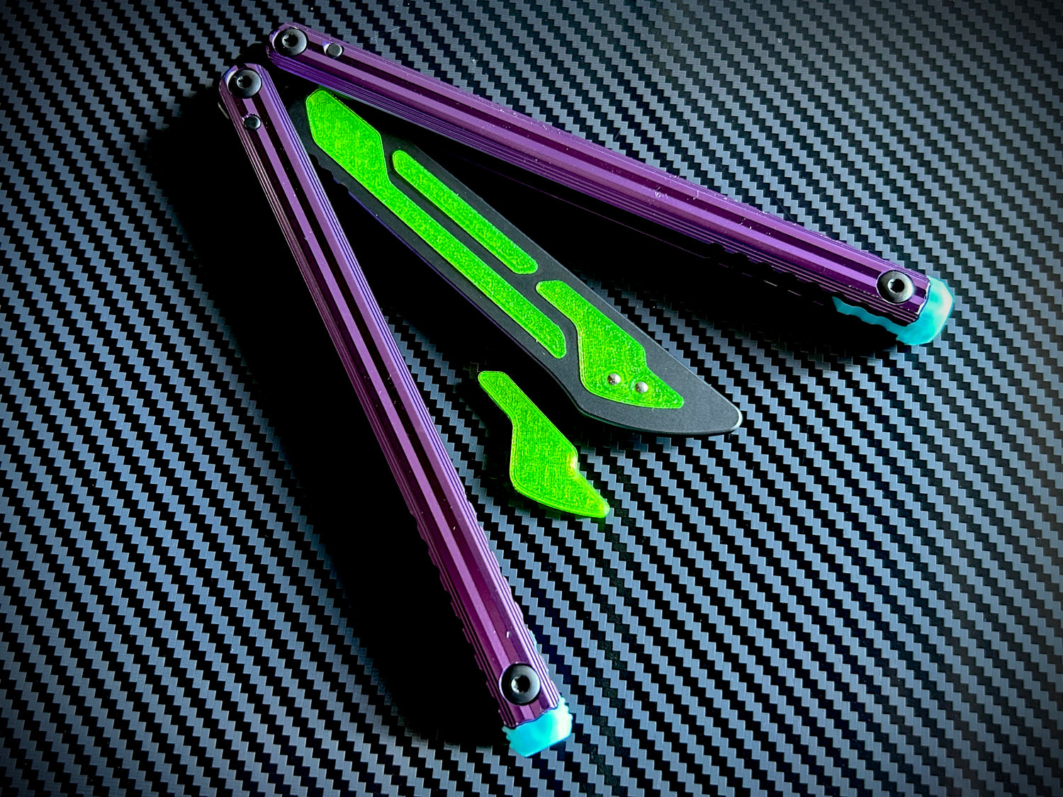 These Zippy spacers and blade inserts designed for the Nabalis Impulse butterfly knife trainer are made from a shatter-proof polyurethane. The spacers extend and protect the handles, feature positive jimping, and enable adjustable balance with up to 3x removable tungsten weights per spacer. The blade inserts increase momentum and enable you to adjust the balance with the optional tungsten-weighted tip insert.