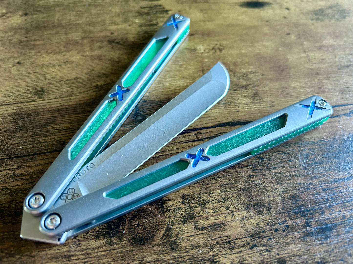 Designed and manufactured by Zippy, these are the OEM spacers and inlays included with each Bxndxge Stitch-R balisong. This listing allows you to customize your Bxndxge Stitch-r with different colors. These mods are made in-house from a rubbery, shatter-proof polyurethane.