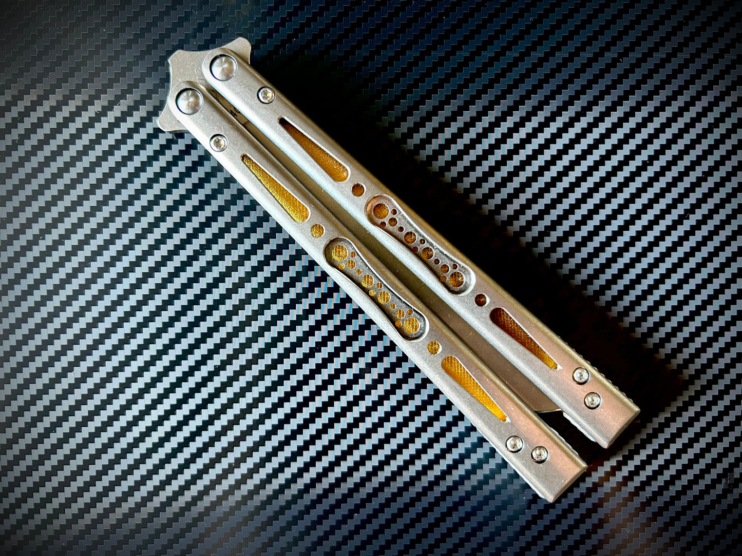 Add a pop of color to your EPS Wraith balisong with these polyurethane Zippy handle inlays. Compatible with G10 and Titanium Wraith variants. The inlays deepen the sound of the Ti Wraith.