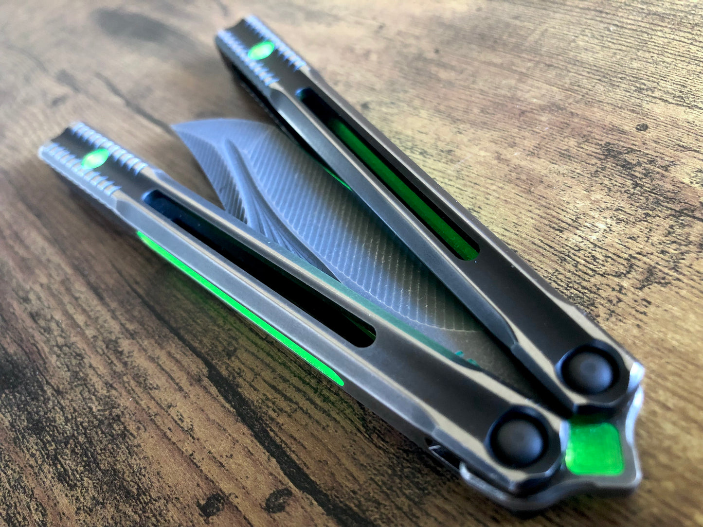 Add a pop of color and silence the ring of your JK Design Orca v2 balisong with these Zippy inlays. This mod consists of tang inlays, speed channel inserts, and "pivot plugs" which fill the bores at the base of the handles. The inlays are made in-house from a rubbery polyurethane and won't pop out on drops