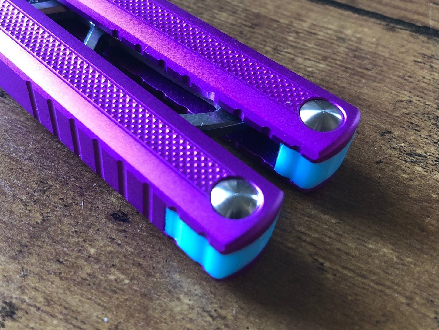 These Zippy spacers designed for the MachineWise Sasori and Tottori Balisongs are made in-house from a shatter-proof polyurethane. The spacers offer adjustable balance with removable tungsten weights and are available in both Flush Spacers and Extensions. The Extension spacers add length and protect your handles from drops.