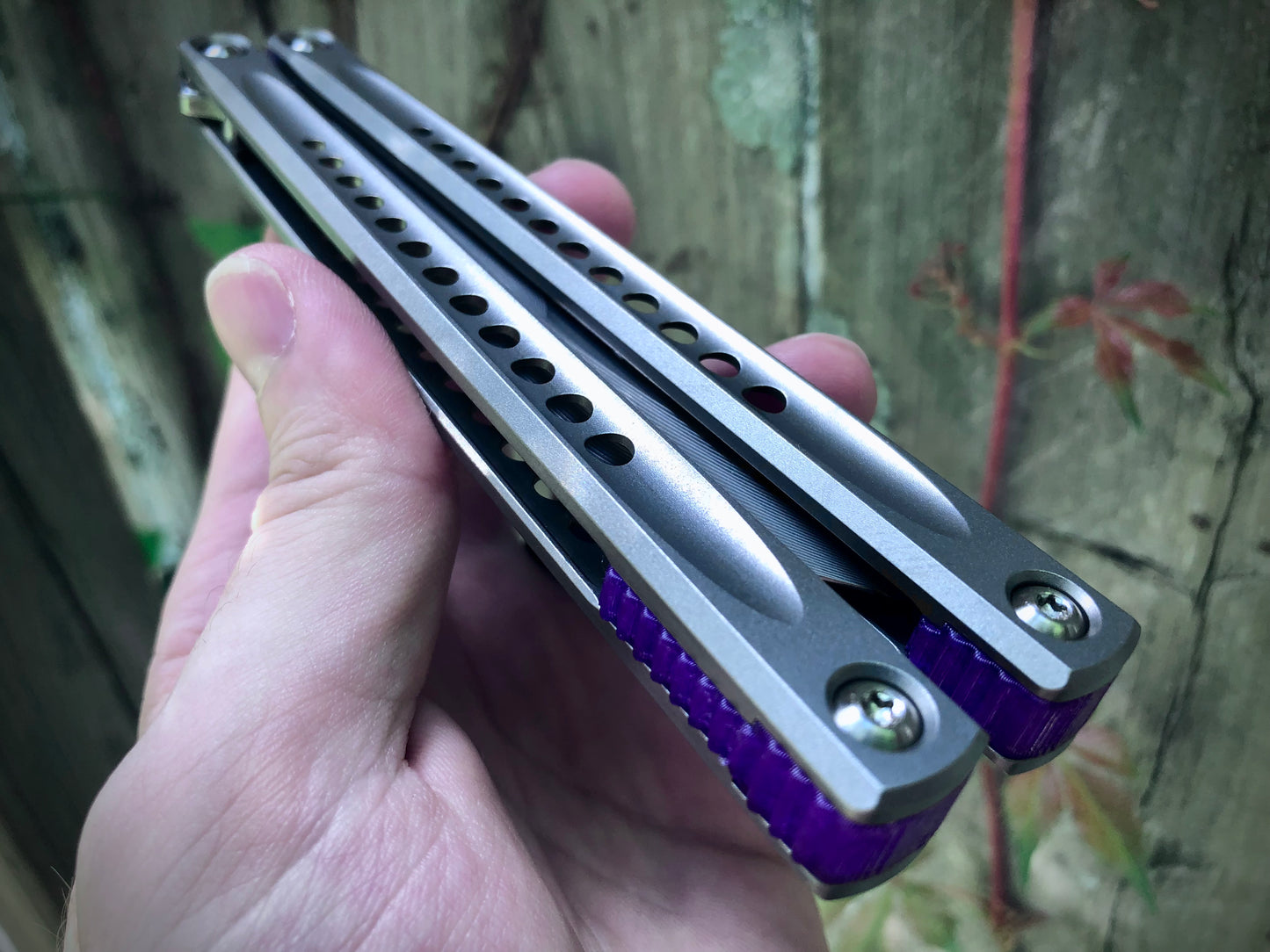 These Zippy spacers for the JK Design Embargo Balisong are made in-house from a rubbery, shatter-proof polyurethane. They add positive "saw-tooth" jimping to the Embargo and include a tungsten weight system for adjustable balance.