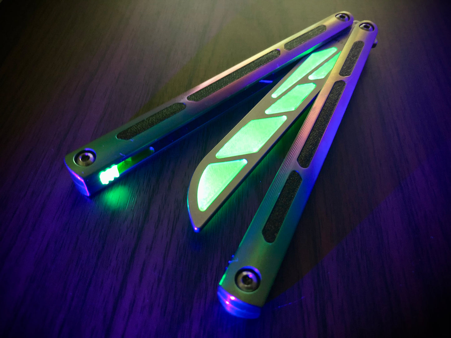 Modify the grip of your Squid Industries Tsunami balisong with these custom-made Zippy mods that adds jimping to the inside of the handles, and inlays to the surface. These polyurethane jimping and handle inlay mods can also be used to add a pop of color or mark the bite handle.