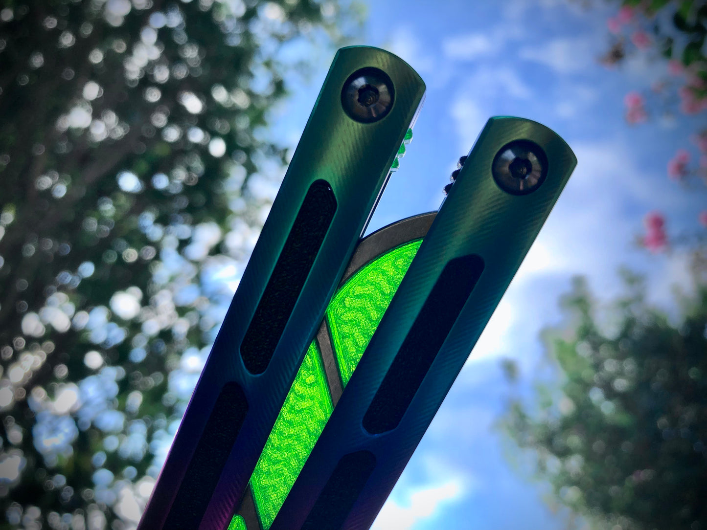 Modify the grip of your Squid Industries Tsunami balisong with these custom-made Zippy mods that adds jimping to the inside of the handles, and inlays to the surface. These polyurethane jimping and handle inlay mods can also be used to add a pop of color or mark the bite handle.