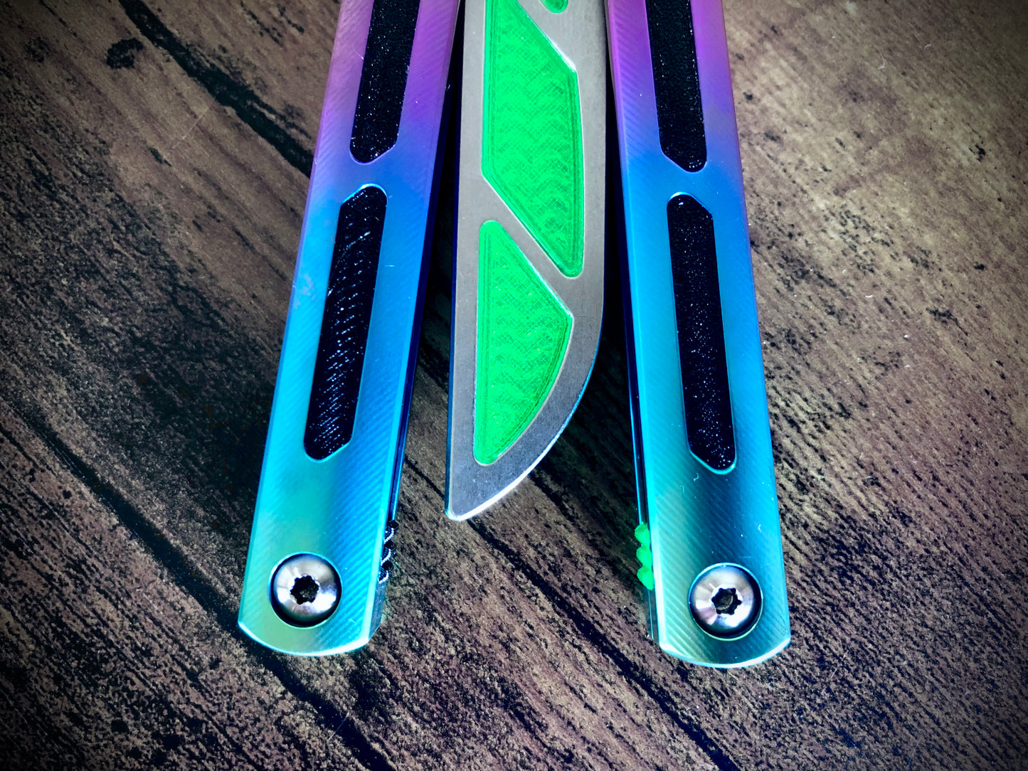 Modify the grip of your Squid Industries Tsunami balisong with these custom-made Zippy mods that adds jimping to the inside of the handles, and inlays to the surface. These polyurethane jimping and handle inlay mods can also be used to add a pop of color or mark the bite handle.