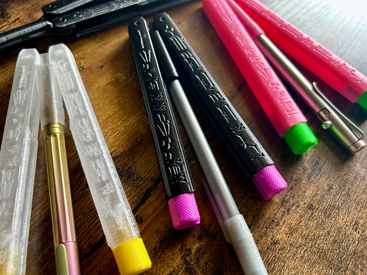 Is it a Pen?...Is it a balisong? Yes! It's the Zippy BaliQuill, a toy butterfly knife that uses almost any standard pen size. Combine balisong flipping and pen spinning with this school & office-friendly pen balisong toy.
