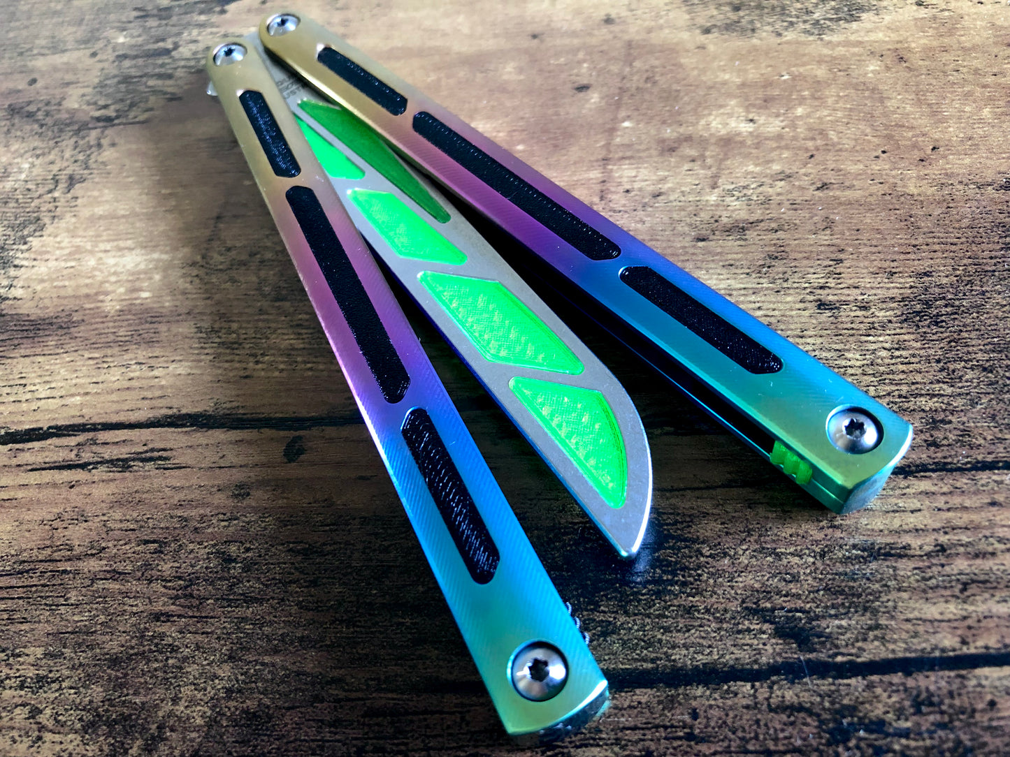 Modify the grip of your Squid Industries Tsunami balisong with these custom-made Zippy mods that adds jimping to the inside of the handles, and inlays to the surface. These polyurethane jimping and handle inlay mods can also be used to add a pop of color or mark the bite handle.