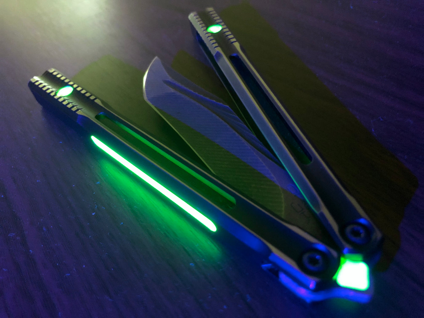 Add a pop of color and silence the ring of your JK Design Orca v2 balisong with these Zippy inlays. This mod consists of tang inlays, speed channel inserts, and "pivot plugs" which fill the bores at the base of the handles. The inlays are made in-house from a rubbery polyurethane and won't pop out on drops