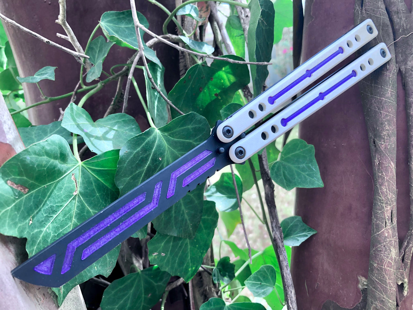 Modify the balance and add a pop of color to your Squid industries Nautilus balisong trainer with these polyurethane blade inserts and handle inlays. The objective of this mod is to add blade weight for a slightly more neutral balance, with optional cosmetic handle inlays to add a pop of color.