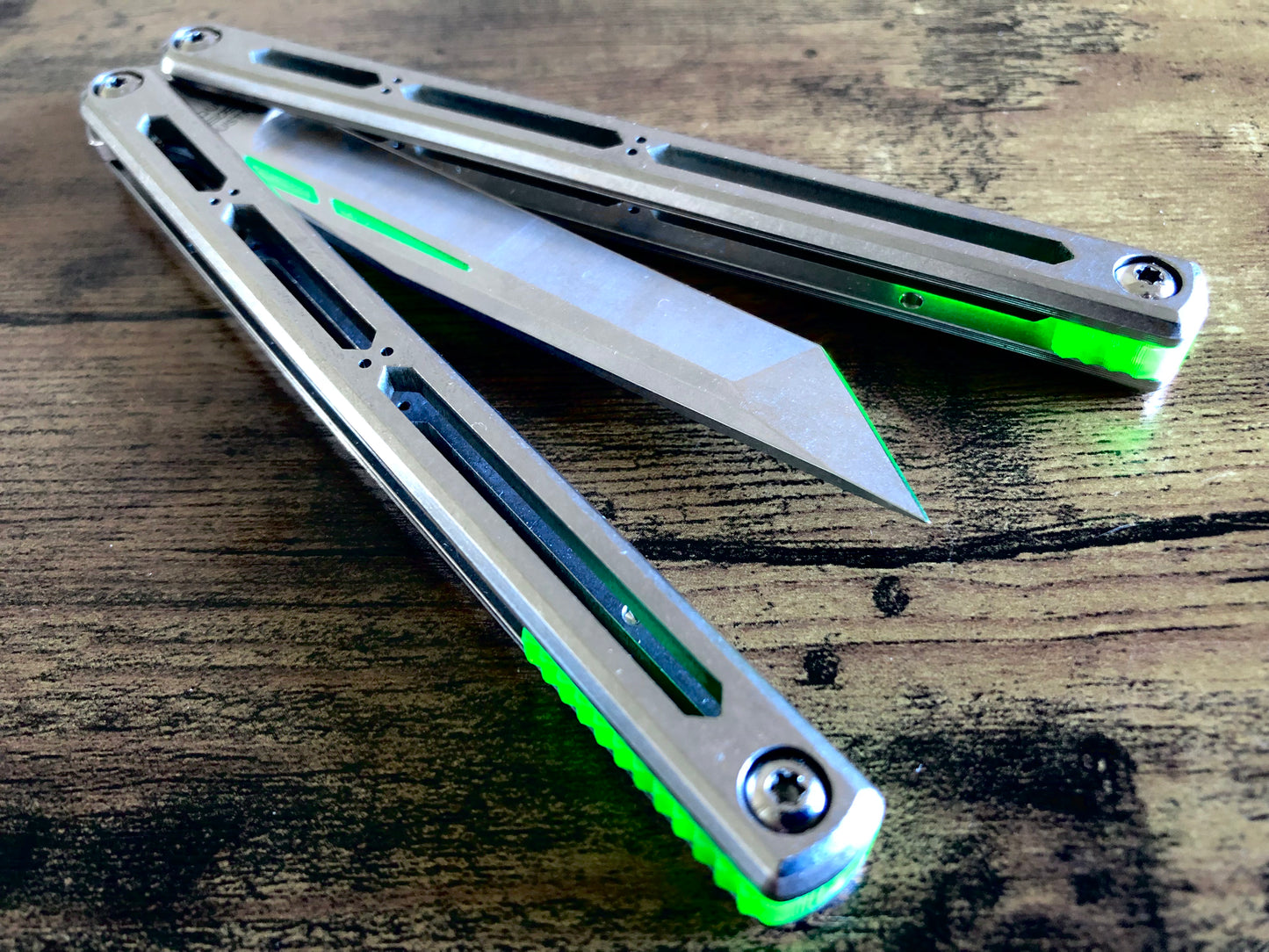 These Zippy spacers designed for the Squid Industries Hydro Balisong are made in-house from a rubbery, shatter-proof polyurethane. They add positive "sawtooth" jimping to the Hydro and are available as either full-length flush spacers for a more neutral balance, or handle extensions (with an adjustable tungsten weight system) to protect the handles from drops and increase momentum. A cosmetic blade insert is included.