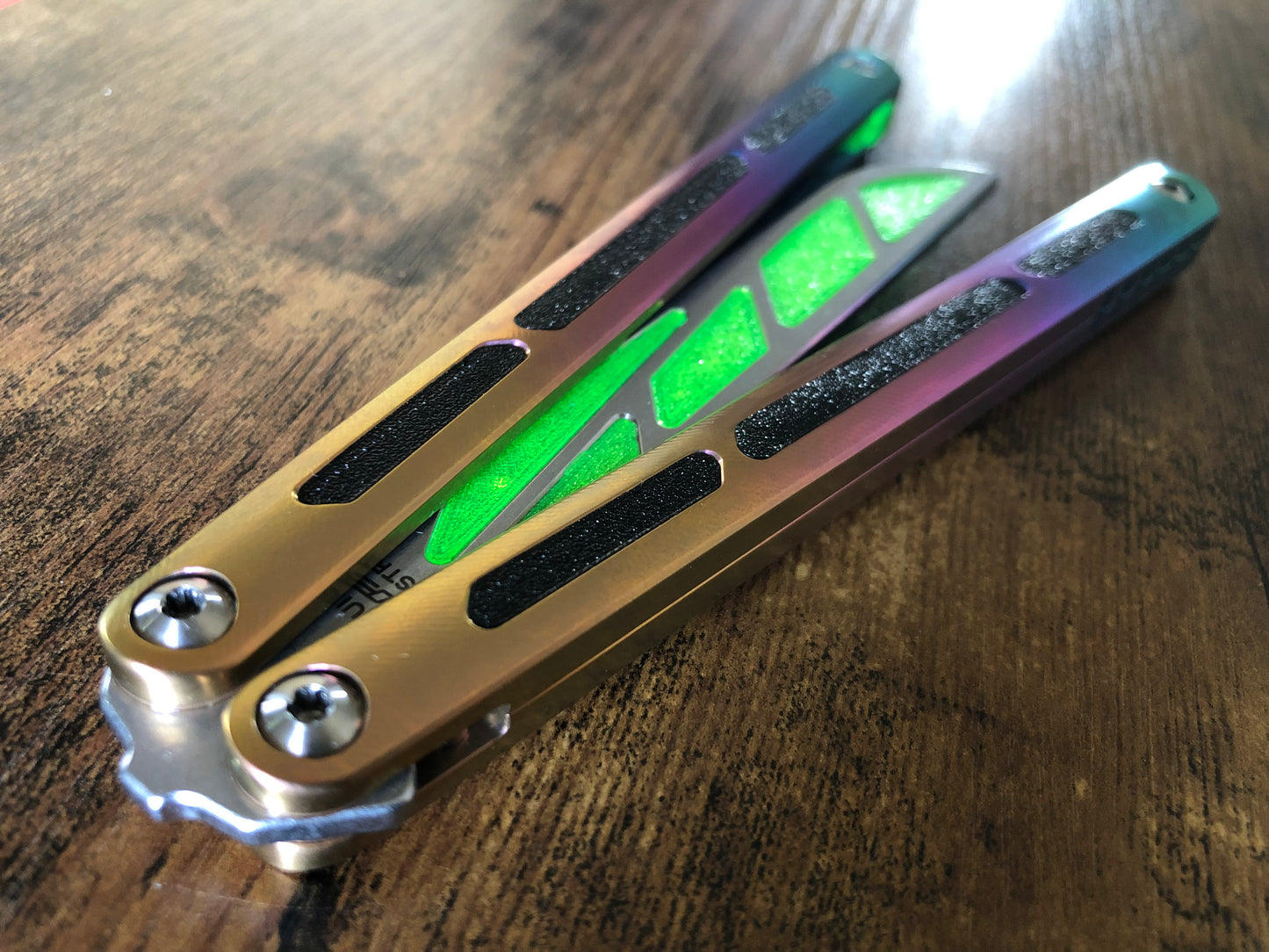 Modify the grip of your Squid Industries Tsunami balisong with these custom-made Zippy mods that adds jimping to the inside of the handles, and inlays to the surface. These polyurethane jimping and handle inlay mods can also be used to add a pop of color or mark the bite handle.