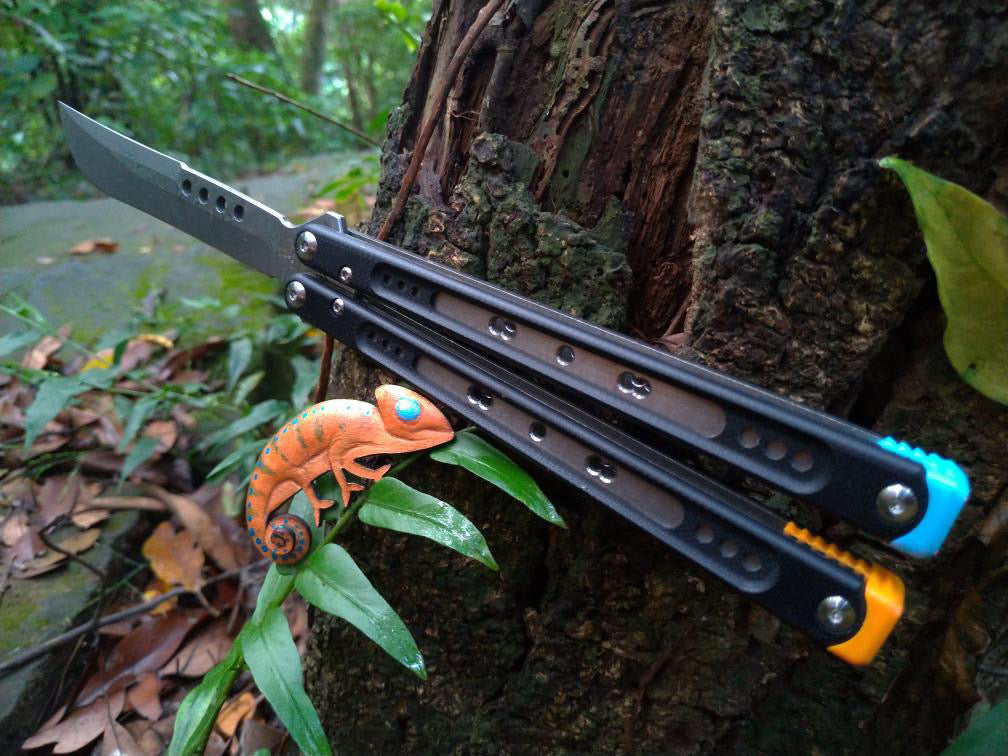 These Black Balisong Rebola v2 spacers are made in-house from a rubbery, shatter-proof polyurethane. They are ultra-lightweight extension spacers that reduce the stock handle-bias. They also feature positive sawtooth jimping and enable adjustable balance with up to 1x removable tungsten weight per spacer.