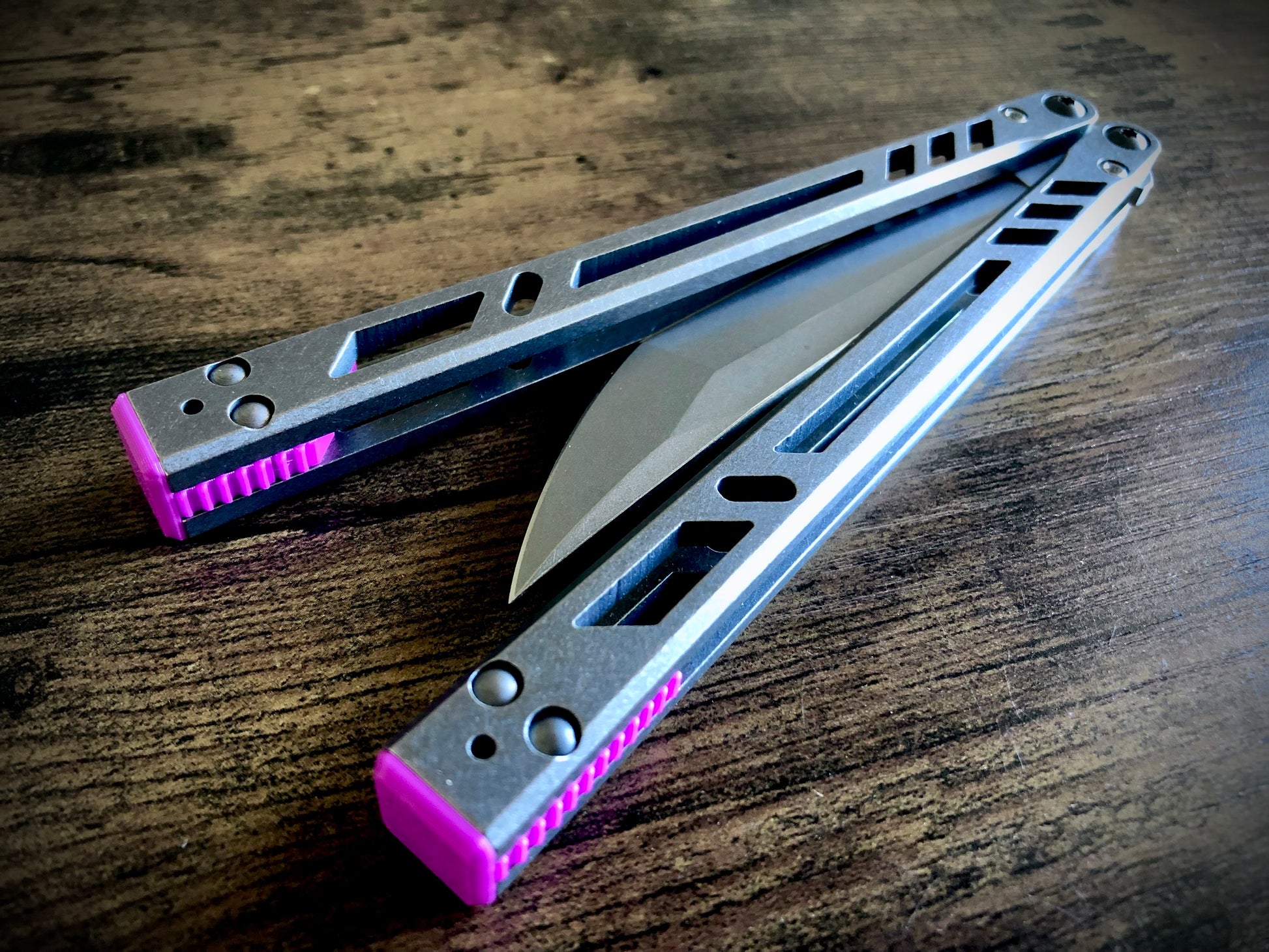 These Zippy spacers are designed for the BRS Barebones and Tibones, and are made in-house from a rubbery, shatter-proof polyurethane. The spacers are offered as either extensions or full-length "flush" spacers. The full-length spacers offer a slightly more neutral balance, while the extensions round the edges for comfort and protect the handles from drops. Both spacers feature positive jimping and enable adjustable balance with up to 1x removable tungsten weight per spacer.