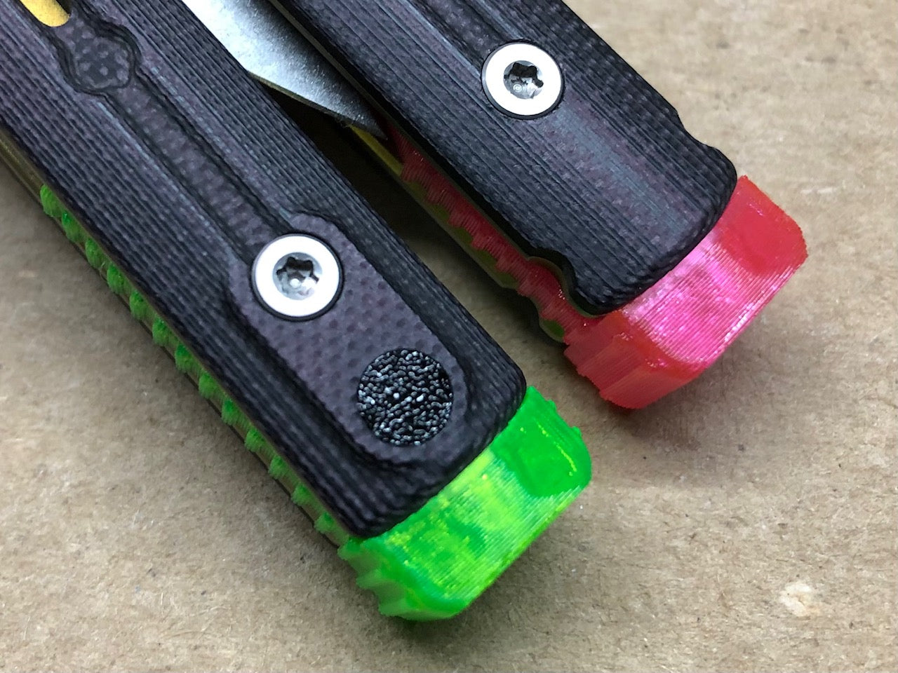 Pivot Plugs are a cosmetic handle inlay mod designed to friction fit into 3/16" bores at the bottom of a variety of balisong handles, including the Squid Industries Krake Raken balisong, the MachineWise Prysma, SliftT, and the Nabalis Vulp Pro. Maxace Serpent Striker v3 balisong.
