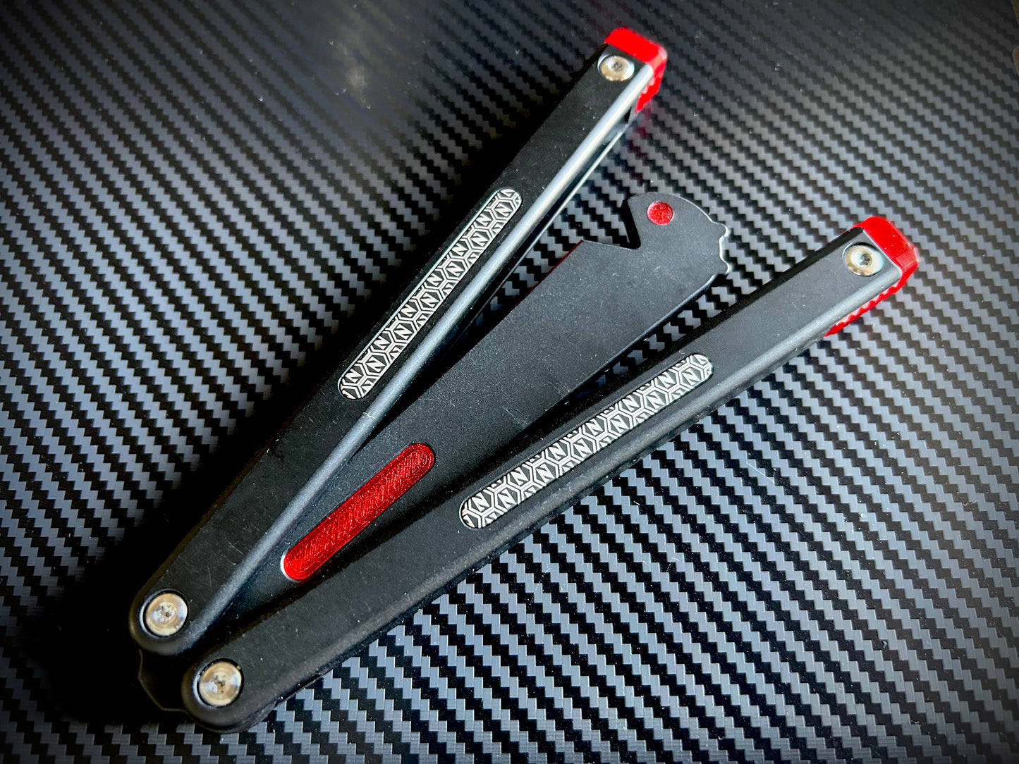 The Frank-Z is a plastic balisong trainer collaboration brought to you by none other than LDY and Zippy. Now, you can get the LDY Frank butterfly knife trainer with cosmetic Zippy blade inserts and Zippy extensions for longer handle length and improved durability. Plus, you can reduce the volume with optional Zippy silencers.