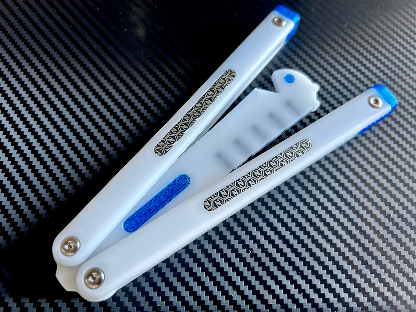 The Frank-Z is a plastic balisong trainer collaboration brought to you by none other than LDY and Zippy. Now, you can get the LDY Frank butterfly knife trainer with cosmetic Zippy blade inserts and Zippy extensions for longer handle length and improved durability. Plus, you can reduce the volume with optional Zippy silencers.