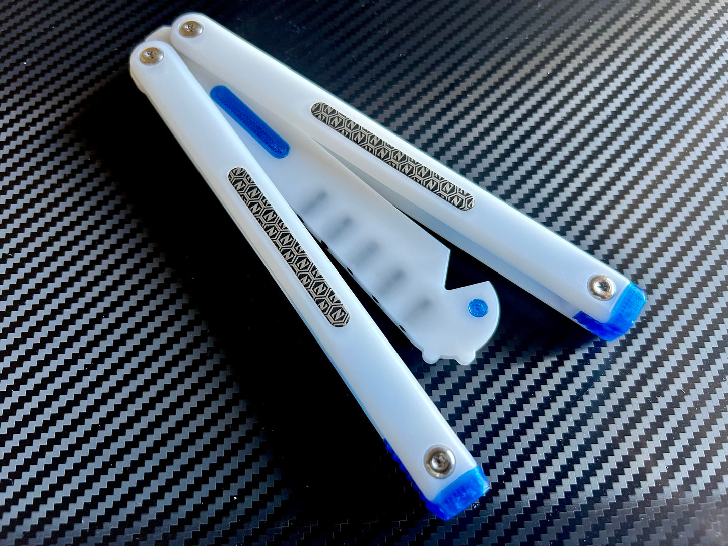 The Frank-Z is a plastic balisong trainer collaboration brought to you by none other than LDY and Zippy. Now, you can get the LDY Frank butterfly knife trainer with cosmetic Zippy blade inserts and Zippy extensions for longer handle length and improved durability. Plus, you can reduce the volume with optional Zippy silencers.