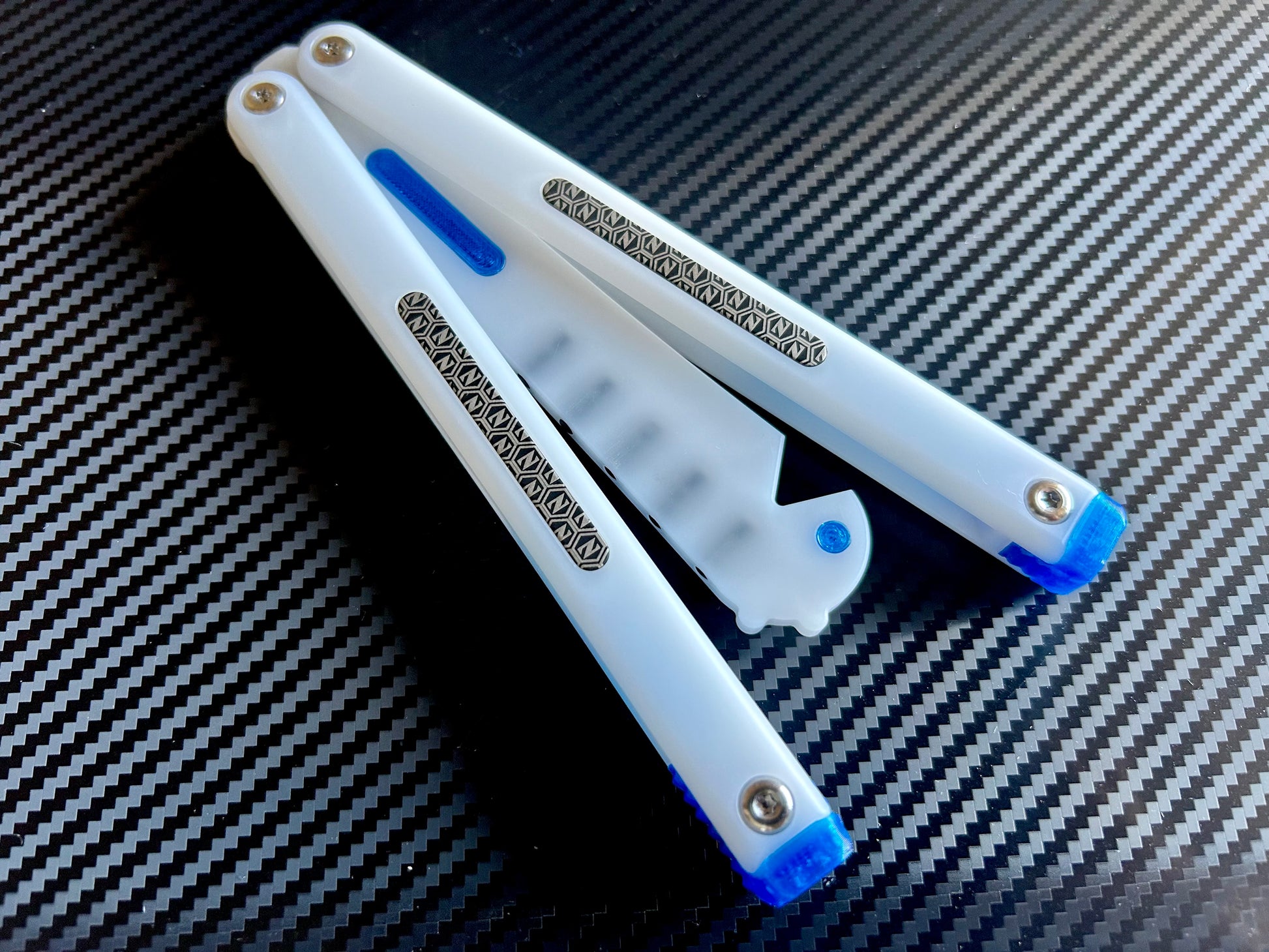 The Frank-Z is a plastic balisong trainer collaboration brought to you by none other than LDY and Zippy. Now, you can get the LDY Frank butterfly knife trainer with cosmetic Zippy blade inserts and Zippy extensions for longer handle length and improved durability. Plus, you can reduce the volume with optional Zippy silencers.