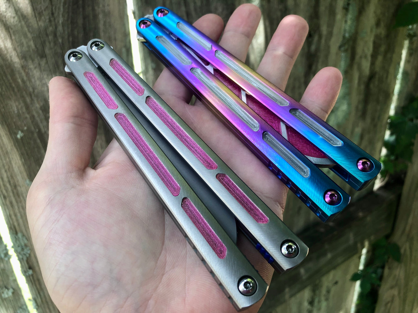 Modify the grip of your Squid Industries Tsunami balisong with these custom-made Zippy mods that adds jimping to the inside of the handles, and inlays to the surface. These polyurethane jimping and handle inlay mods can also be used to add a pop of color or mark the bite handle.