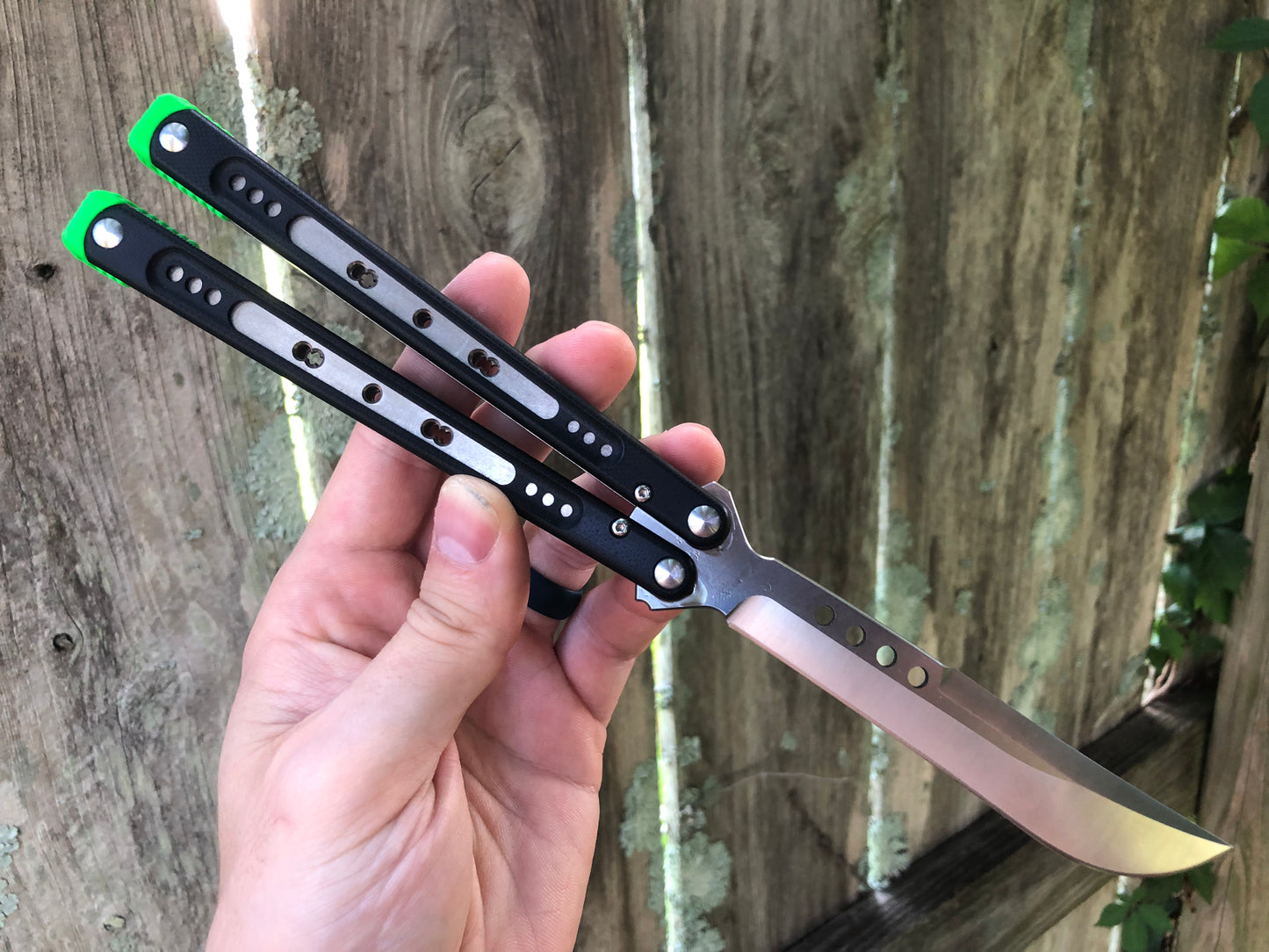 These Black Balisong Rebola v2 spacers are made in-house from a rubbery, shatter-proof polyurethane. They are ultra-lightweight extension spacers that reduce the stock handle-bias. They also feature positive sawtooth jimping and enable adjustable balance with up to 1x removable tungsten weight per spacer.