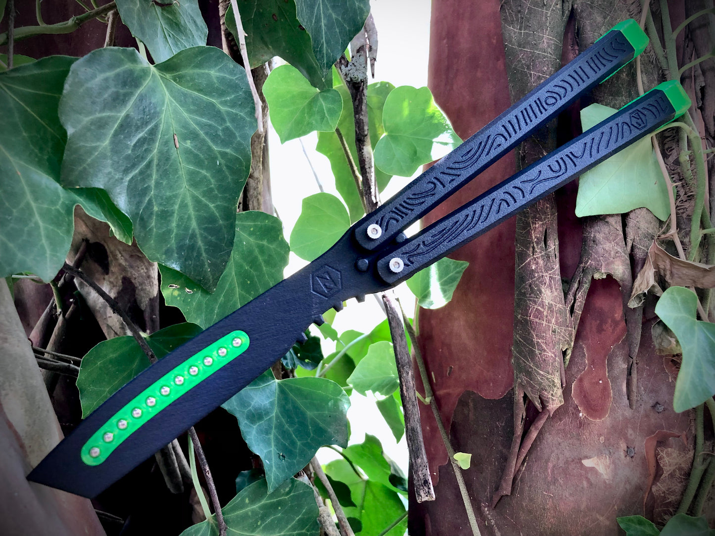 The most durable and premium plastic balisong trainer available: The Zippy Cycloid is the best plastic balisong for beginners and experienced flippers alike, featuring the renowned Zippy bearing system, chanwich design, and adjustable balance.