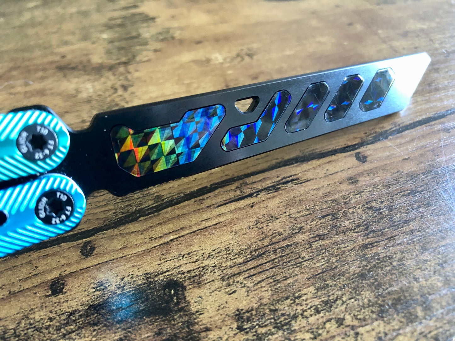 Add a pop of color and a more neutral balance to your Glidr Pacific balisong trainer with these shatter-proof polyurethane Zippy inserts. The inserts increase momentum and can be used to compensate for the added handle weight from the stock Glidr handle weights to maintain your favored balance profile.